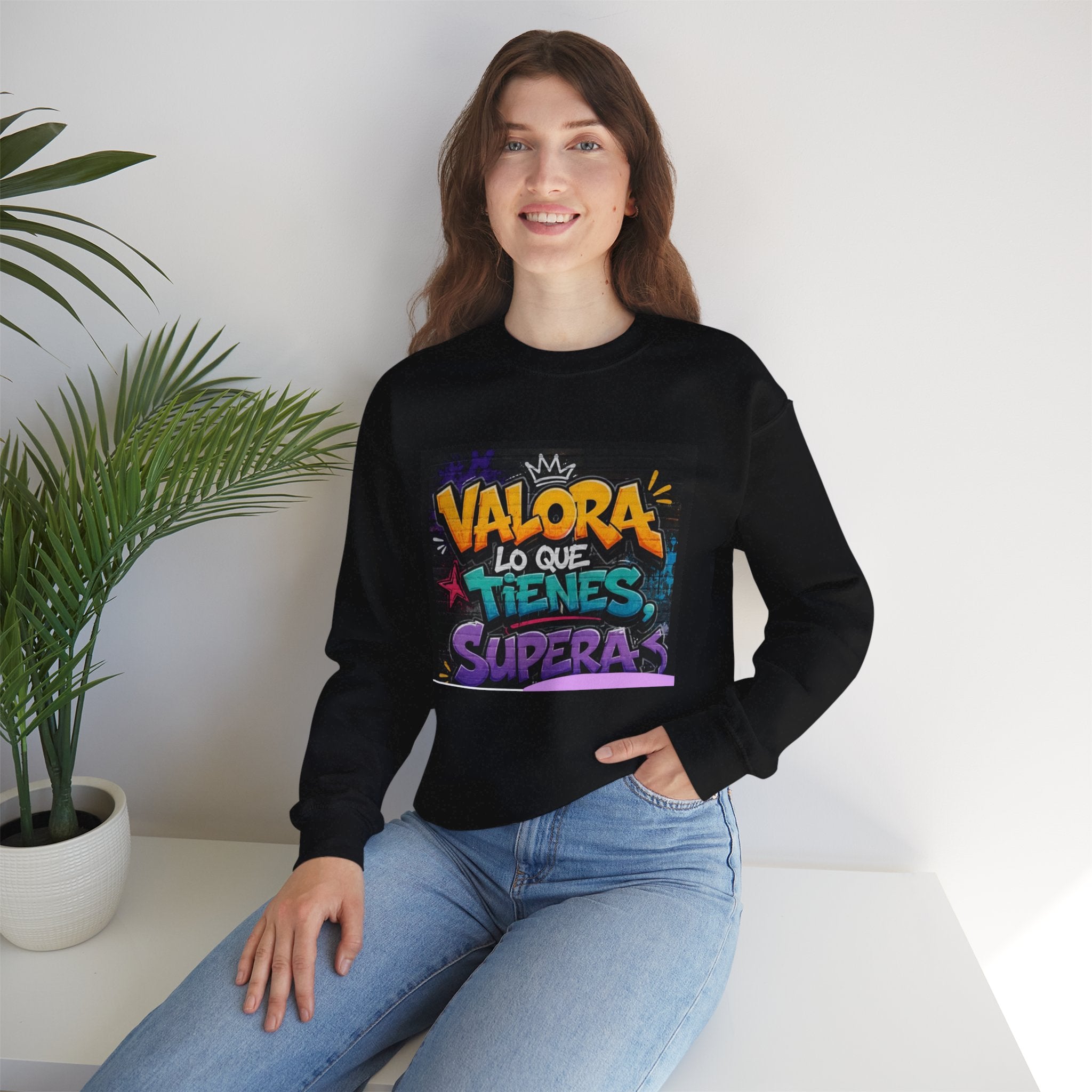 Sweatshirt — Spanish Motivational Quote “Valora lo que tienes…” Colorful Graphic