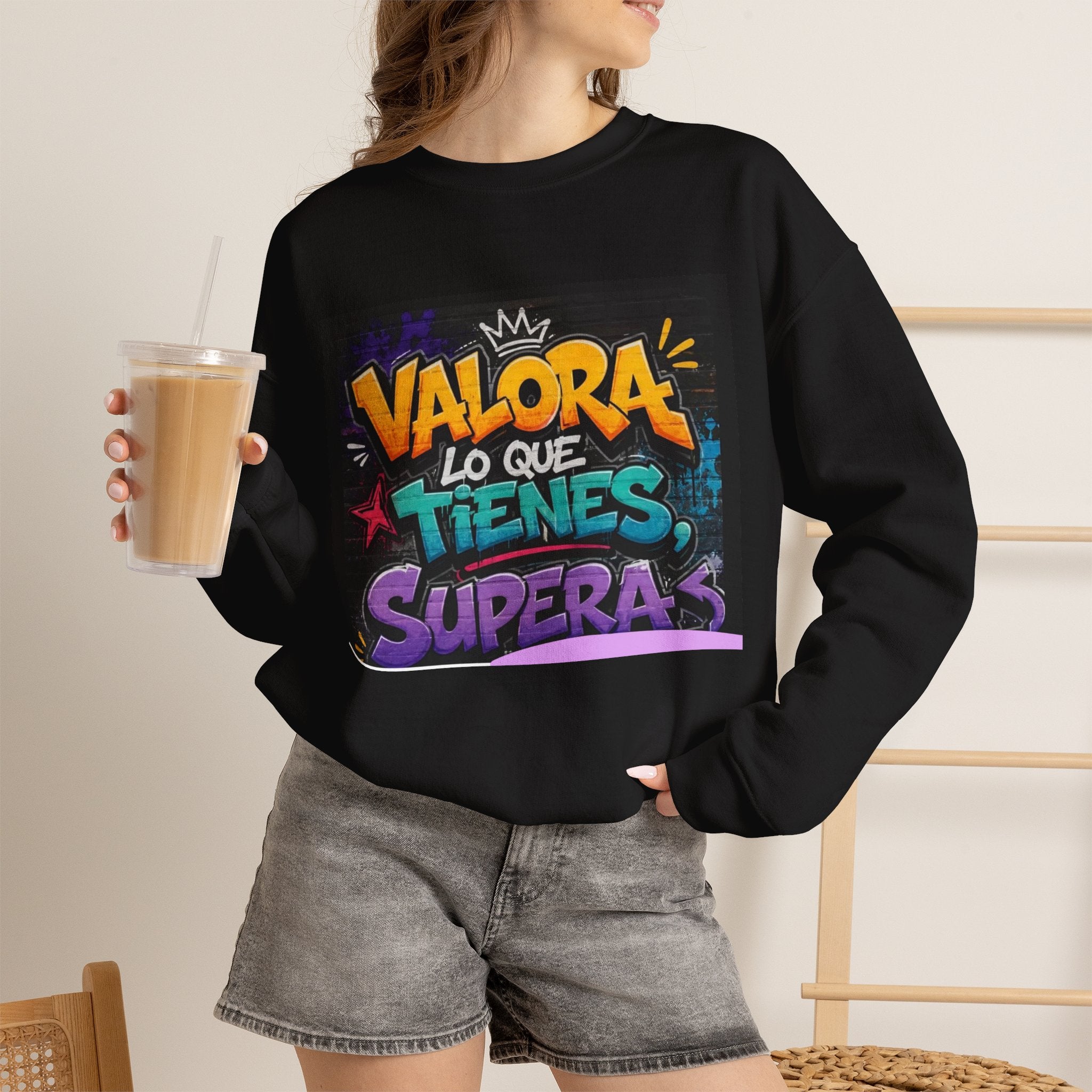 Sweatshirt — Spanish Motivational Quote “Valora lo que tienes…” Colorful Graphic