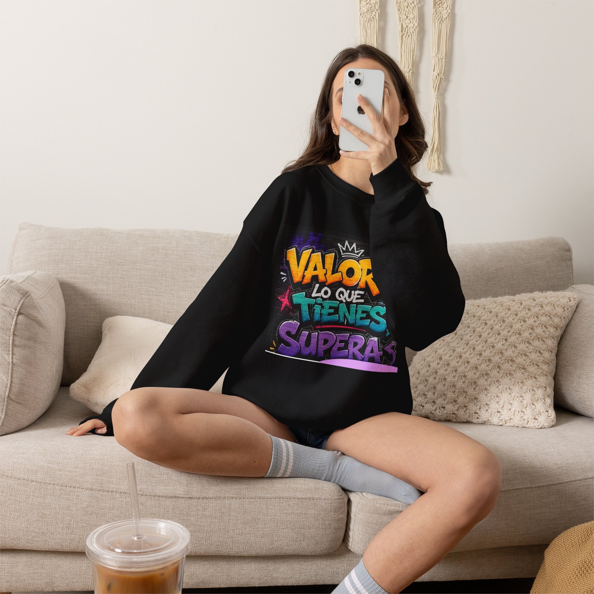 Sweatshirt — Spanish Motivational Quote “Valora lo que tienes…” Colorful Graphic